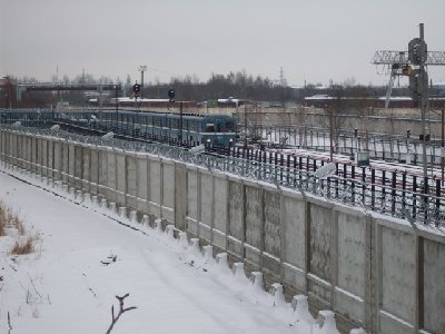 Со стороны депо показался состав из вагонов типа Е