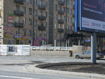 Возведение навеса над входом в южный подземный переход (спуск на западной стороне Московского проспекта).