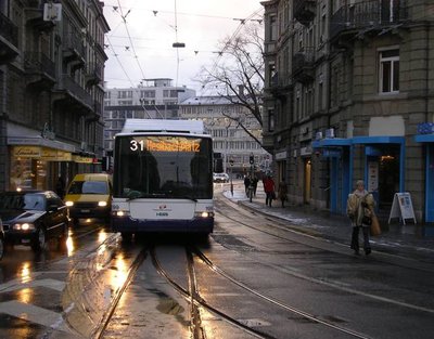 usteristr_199.jpg (63.75 КБ) 4907 просмотров Троллейбустные провода на одном уровне с трамвайными, но в стороне.