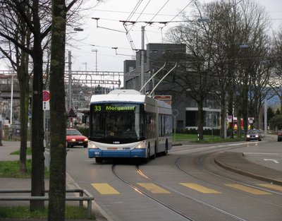 080402_19.jpg (162.48 КБ) 5750 просмотров В поворотах троллейбусные провода приподнимают.
