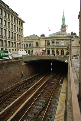Участок перегона Rödingsmarkt—Rathaus. Вид на портал.