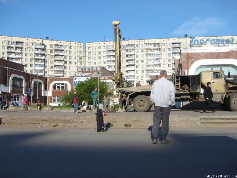 Попути натолкнулись на интересных рабочих... Чем они там занимаются? Кто они?