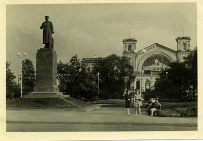 Baltijskaja.jpg (235.07 КБ) 7551 просмотр Монумент И.В.Сталина у Балтийского вокзала. 1953 год