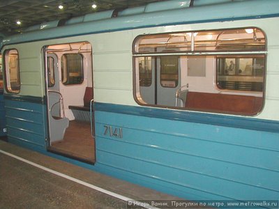 7141-2001.jpg (86.75 КБ) 9438 просмотров Вагон 7141 в древней раскраске (станция Девяткино, 2001 год - между июлем и сентябрём)