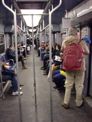 Очень трудно фотографировать, народу в метро много.