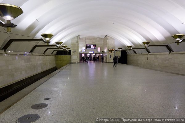 081115-1043467.jpg (114.22 КБ) 4969 просмотров Фото 2008 года. Горят все светильники, и на станции светло даже без их замены на яркие оранжевые.