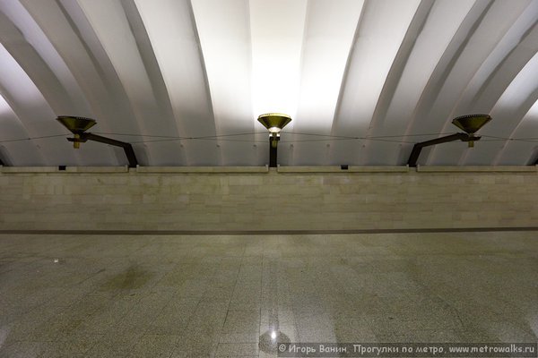 100118-1061456.jpg (110.75 КБ) 4715 просмотров А сейчас по вечерам половина освещения не горит, и на станции - полумрак с полосатым потолком. Полумрак и останется, даже если эту половину заменить на оранжевые.