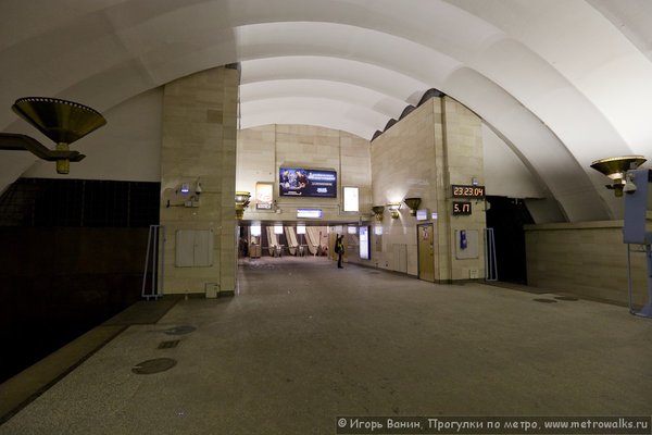 100125-1061847.jpg (93.76 КБ) 5649 просмотров Вот этот крайний светильник, который днём - оранжевый. Вечером он выключен, поэтому в этом углу станции - полумрак.