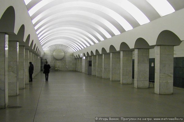 p4091802.jpg (102.64 КБ) 8819 просмотров Солнце в торце ЦЗ Лесной. Подсветка выключена. Апрель 2002.