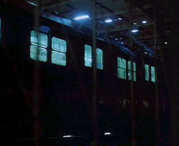 Поезд в тоннеле (обратите внимание на окна)...