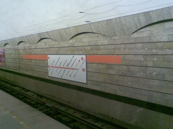 Фото247.jpg (286.29 КБ) 10754 просмотра А эта ....как бы это помягче выразиться... появилась на второй путевой стене максимум пару дней назад. Хорошо видны многочисленные саморезы и замазанные дырки от старых указателей...