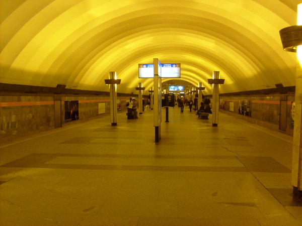 S6303046.JPG (276.11 КБ) 7625 просмотров Лайтбоксы у самого входа на эскалаторы со станции<br />Указатели СИП