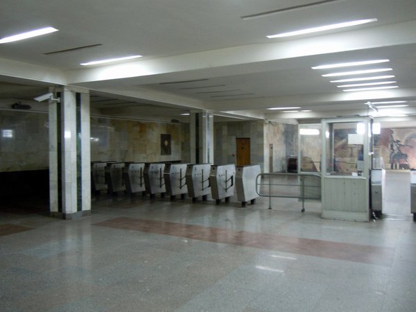 DSCN0105.jpg (366.32 КБ) 5128 просмотров кто-нибудь ещё помнит такие же турникеты в питерском метро?