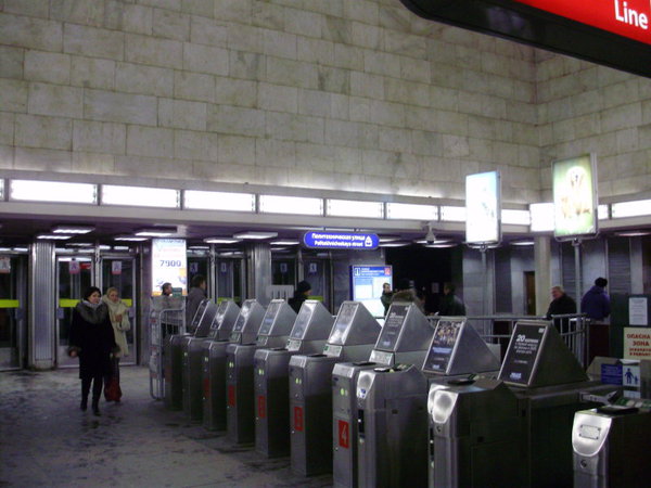 PB220883.jpg (105.96 КБ) 6121 просмотр То, что на выход указана только "Политехническая ул." и не указано даже самой площади Мужества - это шарман...