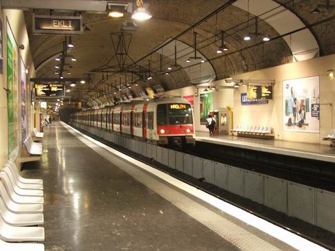 скоростное метро - станция &quot;Люксембург&quot;. Жаль, не удалось снять &quot;двухэтажные&quot; вагоны RER.