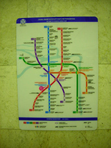 Одинокая схема метро на колонне
