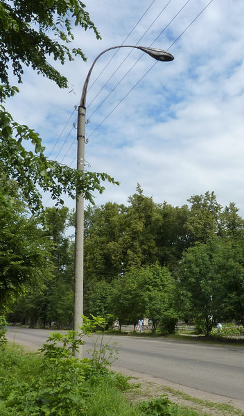 Верхний способ крепления, распространённый в большинстве городов, фонарь выглядит более изящно