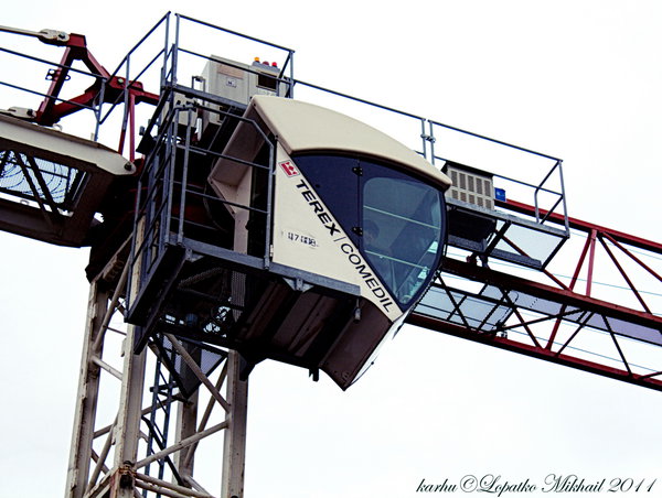 kranovsh.jpg (769.14 КБ) 6882 просмотра Самая клёвая фотка. Крановщица жестами попросила сфотографировать. Симпатичная женщина. :)