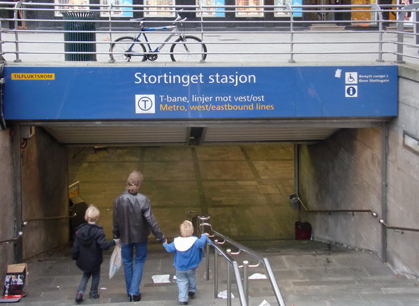 Просто вход на станцию в центре города. Подземных станций очень мало.