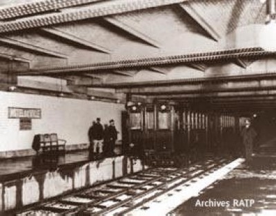 1900: The first trains consisted of three cars with a body made of beech. Picture taken at H&amp;#244;tel de Ville (City Hall) station.