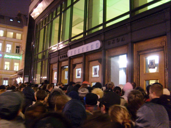 S6308098.JPG (877.48 КБ) 6982 просмотра Лайтбокс над входом на станцию. Обычный час пик...