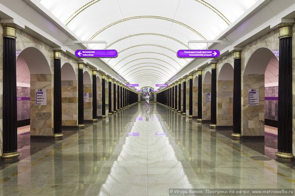 120115-1079536.jpg (183.82 КБ) 5094 просмотра Вид центрального зала станции Адмиралтейская от эскалаторов к главной мозаике «Основание Адмиралтейства». Перспектива безнадёжно испорчена: главный герой композиции — император Пётр I — заслонён «инфососом».