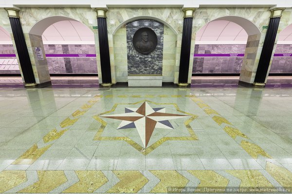 120115-1079396.jpg (227.66 КБ) 4873 просмотра Три пары проходов между колоннами на Адмиралтейской закрыты декоративными простенками, украшенными медальонами с барельефами великих русских адмиралов и флотоводцев: Апраксина, Беллинсгаузена, Григоровича, Макарова, Нахимова, Ушакова. Ровно между этими парами простенков в полу центрального зала станции гранитом разных экзотических цветов выложены три декоративные розы ветров.