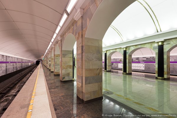 120115-1079354.jpg (168.26 КБ) 4873 просмотра Один из моих любимых ракурсов на колонных станциях — с одной платформы Адмиралтейской по диагонали на другую сквозь всю станцию. Кстати, по этой фотографии видно, что освещение этой станции кошмарно для фотографов и для людей, небезразличных к правильному свету, из-за использования нескольких разнотипных источников света разных цветов: центральный зал станции освещён зеленоватыми лампами «ДРЛ» (хуже которых только оранжевые натриевые металл-галогеновые), а боковые залы — люминисцентными трубками, дающими свет тёплого оттенка, что при смешении даёт неприятное сочетание зелёного и сиреневого цветов (на мой взгляд, это одно из неприятнейших сочетаний цветов вообще, и особенно в освещении).
