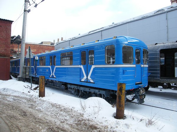 Между зданиями притаились симпатичные синие вагоны для Минска