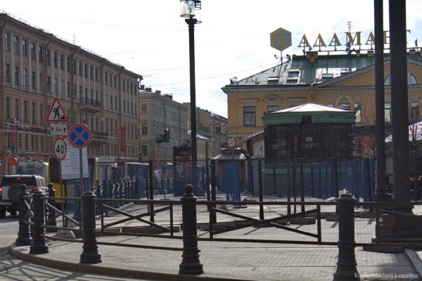 dopplum.jpg (306.46 КБ) 4082 просмотра Площадка, через скважины которой подавали бетон вниз.<br />Будет использоваться, раз уж её не убрали.
