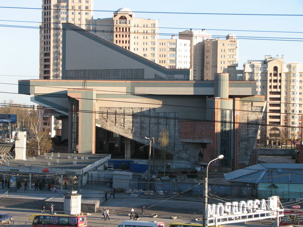 Общий вид здания кинотеатра (01.05.2012)