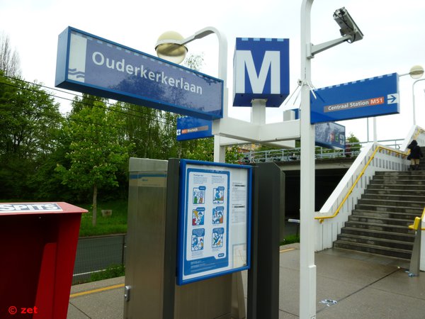 На платформе станции метро Ouderkerkerlaan