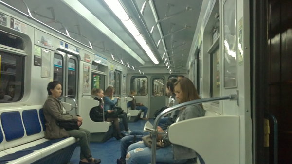 08062012056.JPG (499.2 КБ) 7172 просмотра На Звёздной<br />Потолок как у новых Октябрьских вагонов; а динамики по МПЛовской традиции спрятаны за схемами