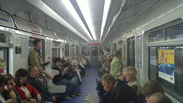 27062012407.JPG (616.9 КБ) 8991 просмотр Салон, динамики видимо опять спрятаны за схемы, двери кстати серые