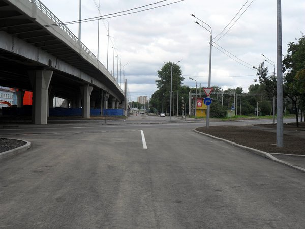 Собственно переезд на самом деле и не бывший. Правый поворот с ул. Матроса Железняка похоже останется в ближайшее время.