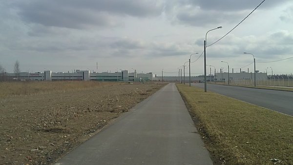 22042012707.JPG (570.67 КБ) 5674 просмотра Вид на юг, впереди Автозаводский проезд упирается в Автозаводскую ул., впереди Tayota, слева место под станцию.