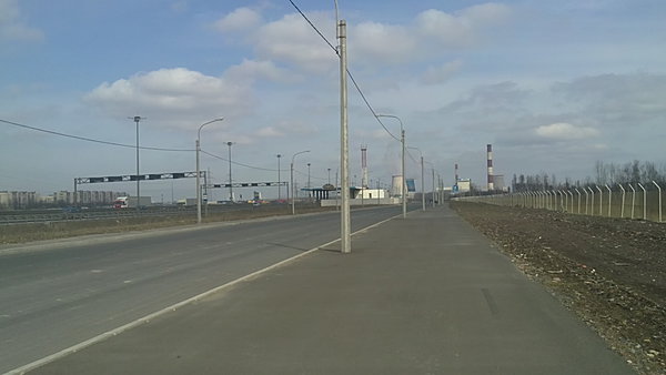 22042012706.JPG (505.33 КБ) 5674 просмотра К сожалению ближе не сфоткал, т.к. изначально не за этим ехал, вид на запад, впереди видно Южную ТЭЦ, перед ней Софийская ул., слева КАД, впереди не действующий пост ДПС на ней, за ним Автозаводский проезд, где-то там и должен быть построен туннель под КАД, жд и гаражами, и путепровод Бухарестской ул. с трамвайными путями.