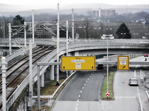 Дортмунд. Внизу: Ардай-штрассе, направление на юг, виден правый поворот на Штробель-аллею к стадиону "Сигнал Идуна Парк".