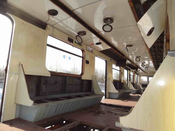 Внутри салона тоже почти всё снято.