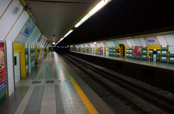 Платформы станции Italia, чтобы перейти на противоположную сторону надо повторно оплатить проезд, билет<br />стоит 1 евро, при входе стоят валидаторы, где-то с турникетами, где-то без.