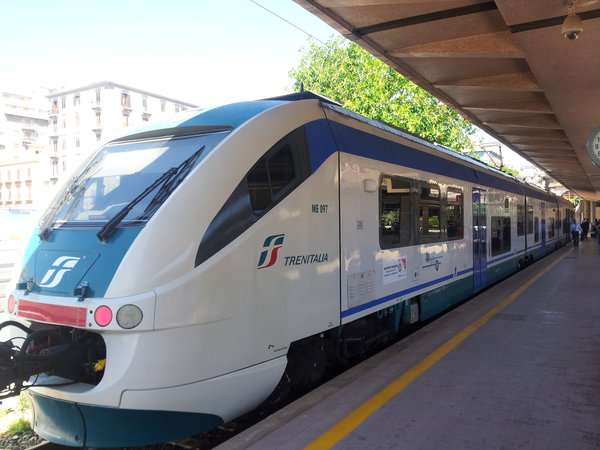 По линии А в аэропорт Палермо бегают вот такие Alstom'овские поезда.