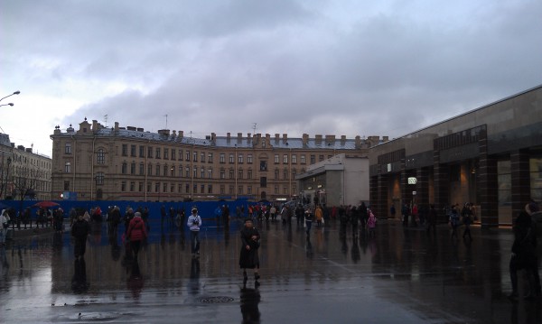 IMAG1783.jpg (1.08 МБ) 8567 просмотров Вестибюли Спасской и Сенной. За синим забором производится комплекс работ по воссозданию взорванного храма.