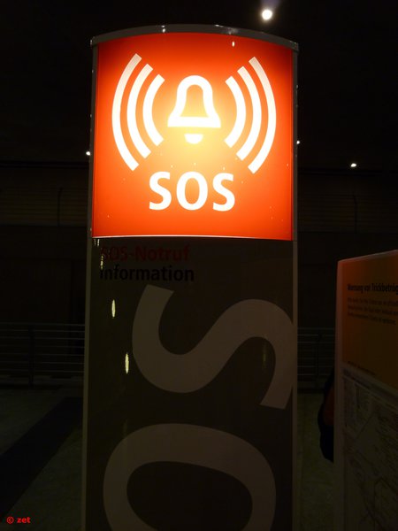 Инфосос на платформе станции метро Bundestag (U55)