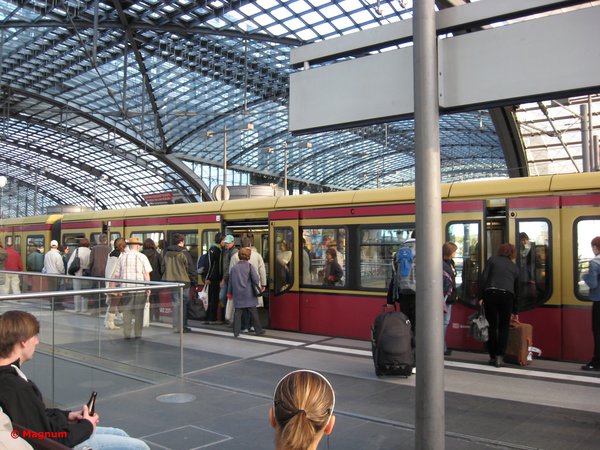 На платформе вокзала Berlin Hauptbahnhof. Электричка линии S75