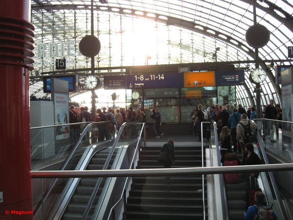 На платформе вокзала Berlin Hauptbahnhof. Эскалаторы и лестницы для передвижения между уровнями