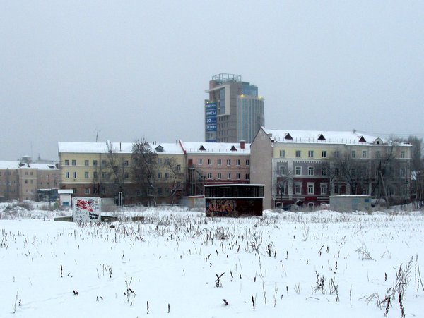 Шахта на месте бывшей стройплощадки тупиков за Московской