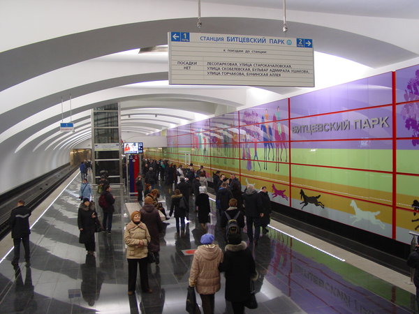 DSC06210.JPG (1.61 МБ) 4433 просмотра "Битцевский Парк". Первый день работы станции, вечерний пик. Жители Бутово, пересевшие на новую станцию с КРЛ.