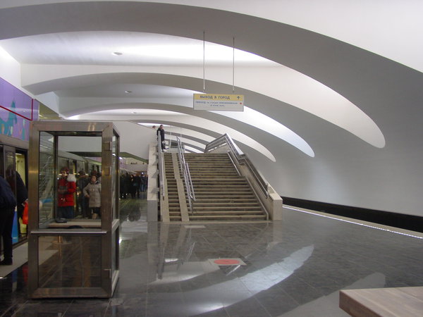 DSC06200.JPG (1.41 МБ) 3069 просмотров Это лестница в совмещённый вестибюль двух станций. В восточном торце станции - отдельная лестница на пересадку.