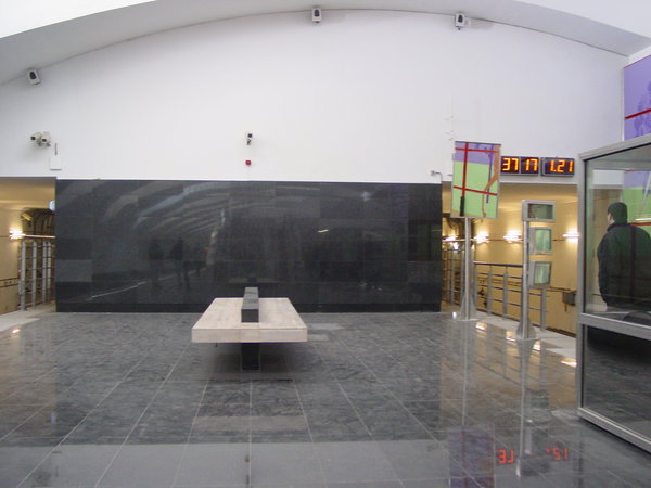 DSC06199.JPG (1.56 МБ) 4433 просмотра В западном торце станции глухая стена и скамейка.