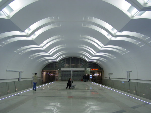 DSC06192.JPG (1.48 МБ) 3633 просмотра Восточный вестибюль станции пока закрыт. По официальным планам он должен открыться через год вместе с ТПУ.